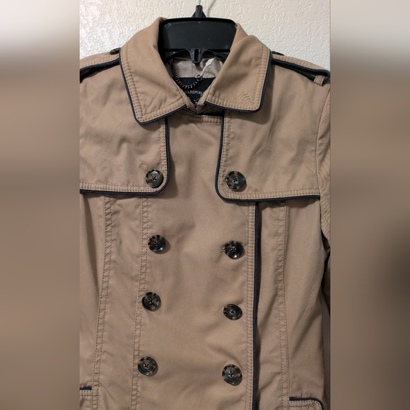 Banana Republic Classic Tan Double-Breasted Women's Trench Coat - Picture 3 of 10